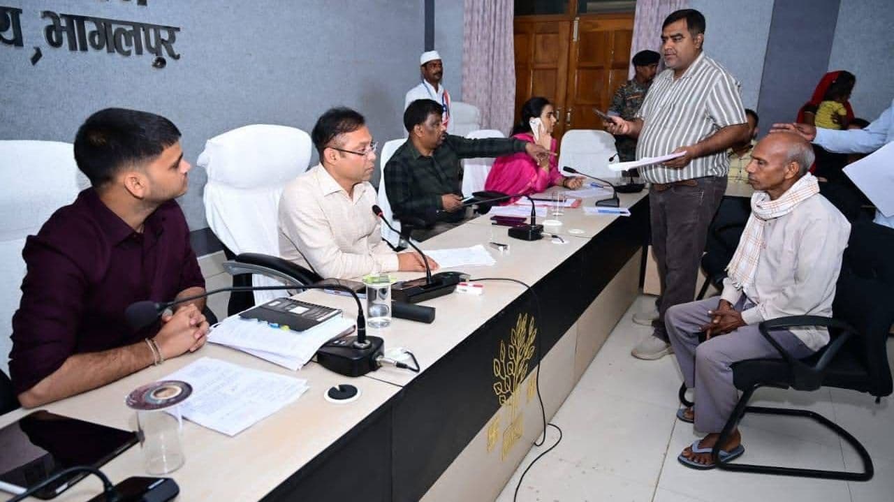 “सबका सम्मान–जीवन आसान” के तहत डीएम ने सुनी लोगों की शिकायतें, 45 आवेदनों पर हुई सुनवाई