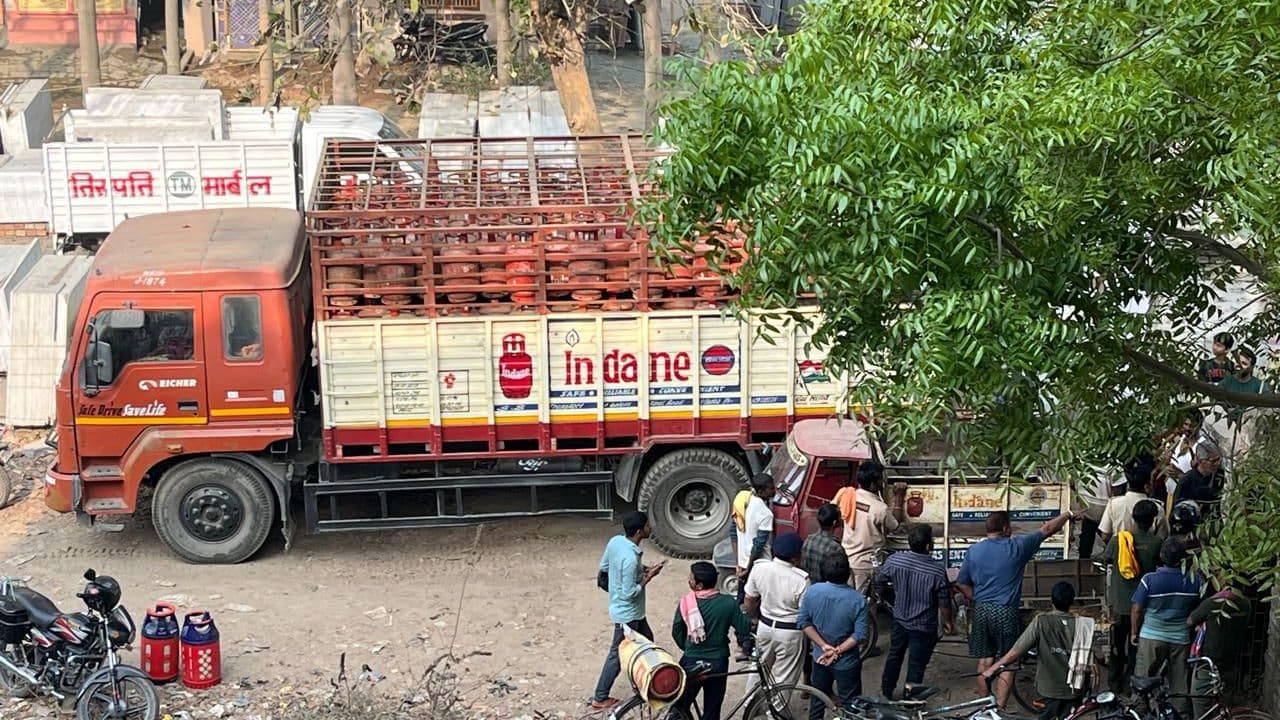भागलपुर में गैस सिलेंडर को लेकर एजेंसियों पर दिखी भीड़, अनिश्चित माहौल में बढ़ी मांग