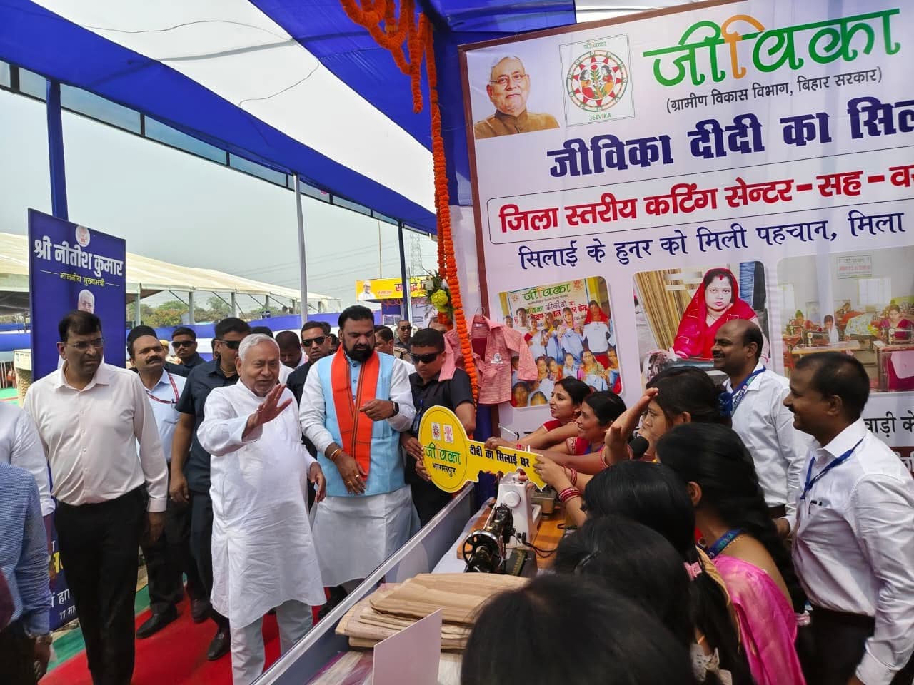 समृद्धि यात्रा में मुख्यमंत्री ने किया जीविका दीदियों के कार्यों का अवलोकन, 377.66 करोड़ के ऋण से महिला सशक्तिकरण को बढ़ावा