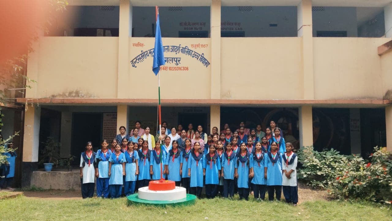झुनझुनवाला आदर्श बालिका उच्च विद्यालय में प्रथम सोपान गाइड शिविर का दीक्षांत एवं समापन समारोह संपन्न