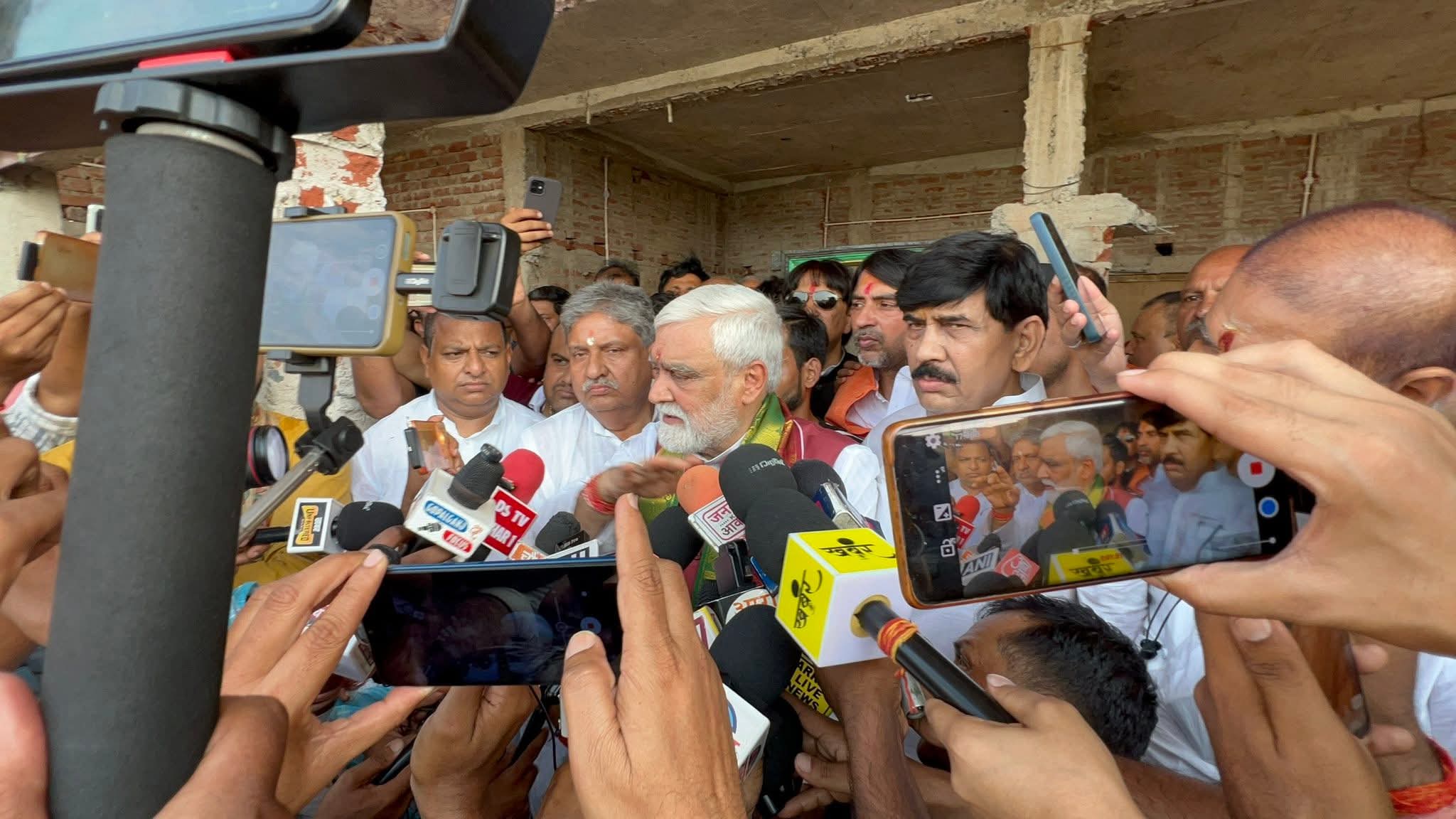 भरत तिवारी के परिजनों से मिले अश्विनी चौबे, बोले- न्याय की लड़ाई में हर कदम पर परिवार के साथ हूं