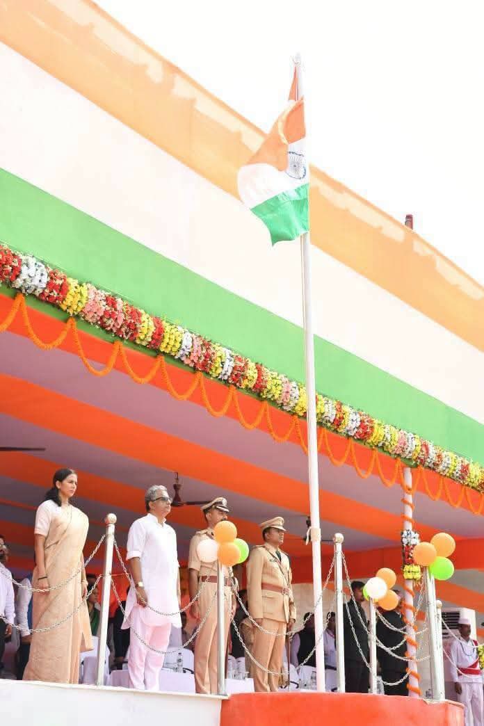 सैंडिस कंपाउंड में 80वें स्वतंत्रता दिवस का भव्य समारोह, प्रभारी मंत्री नितीश मिश्रा ने किया ध्वजारोहण