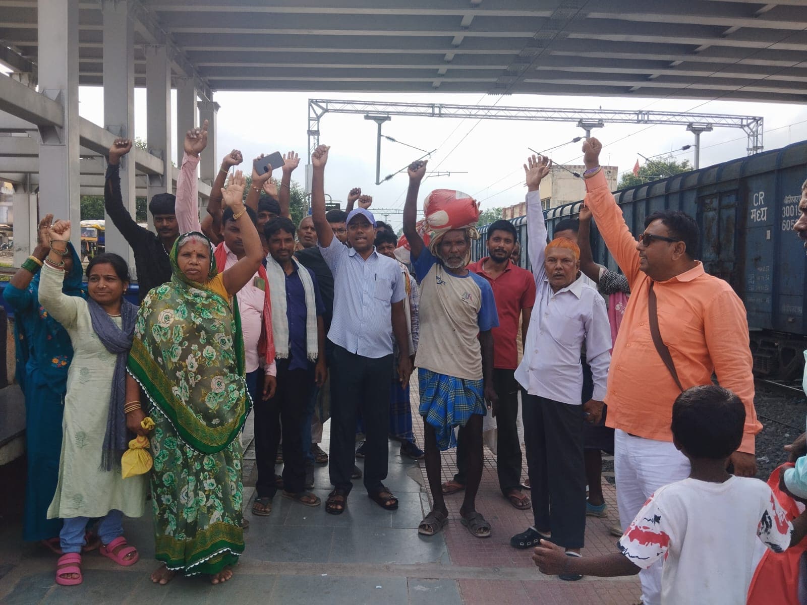 पीरपैंती स्टेशन पर वनांचल एक्सप्रेस के समय बदलाव का विरोध, यात्रियों ने उठाई पुराना समय बहाल करने की मांग