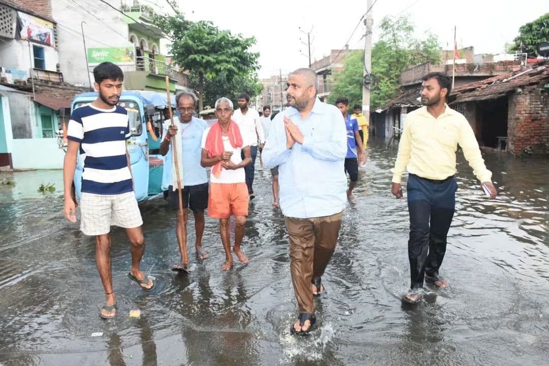 बाढ़ प्रभावित इलाकों में पहुंचे रोहित पांडेय, लोगों से जाना हाल; राहत-बचाव में तेजी के निर्देश