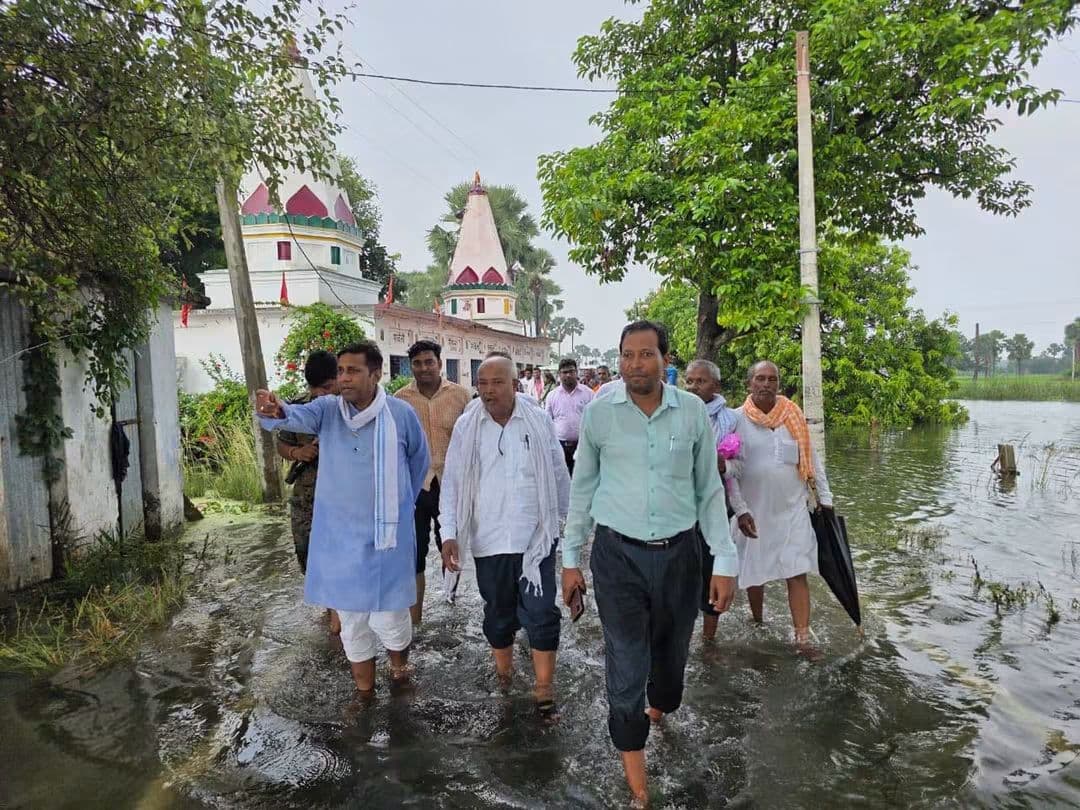 बाढ़ प्रभावित क्षेत्रों में पहुंचे जदयू विधायक शुभानंद मुकेश, लोगों का जाना हाल; राहत शिविरों का लिया जायजा