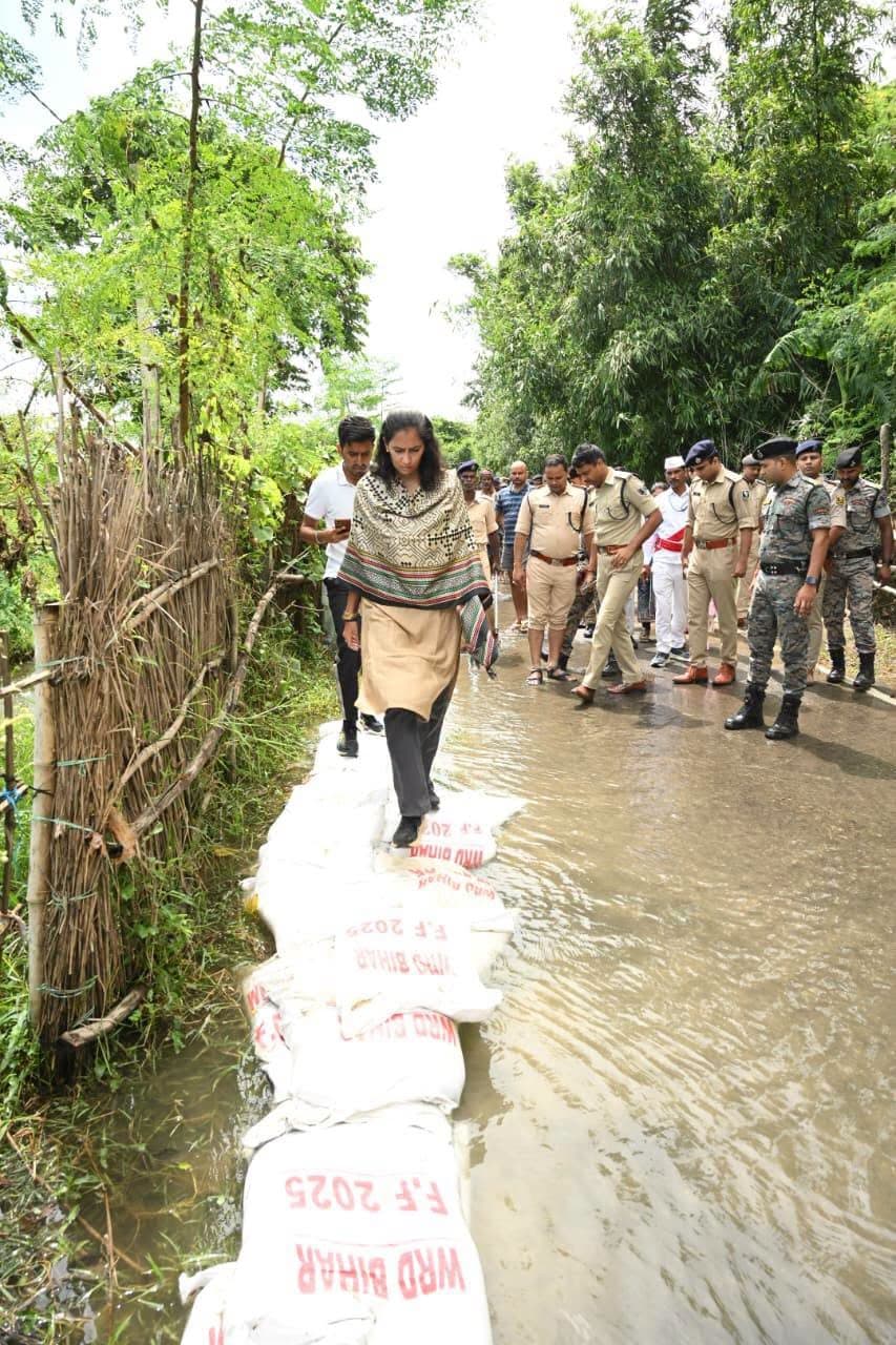 बाढ़ के बीच संवेदनशील तटबंधों का निरीक्षण, अधिकारियों को अलर्ट रहने के निर्देश