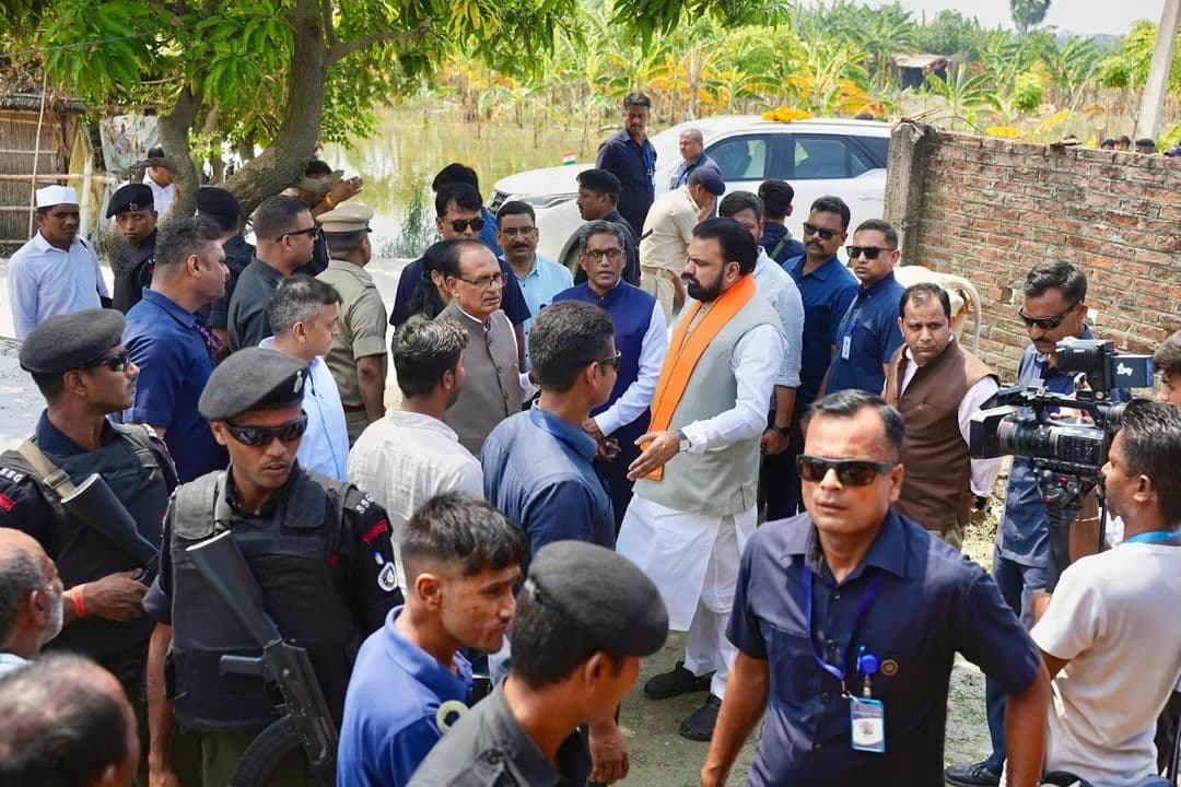 शिवराज सिंह चौहान और सम्राट चौधरी ने बाढ़ प्रभावित क्षेत्रों का किया निरीक्षण, ग्रामीणों से जाना नुकसान