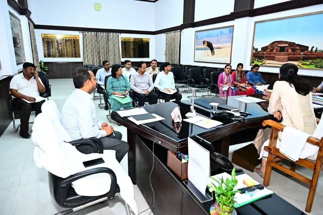 बिहार विधान परिषद चुनाव की तैयारियों की डीएम ने की समीक्षा, सभी कोषांगों को समय पर कार्य पूरा करने का निर्देश